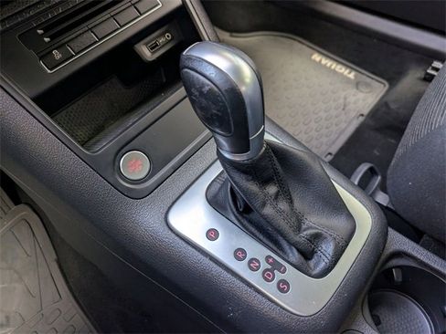 Used 2018 Volkswagen Tiguan Limited w/ Premium Package image 16