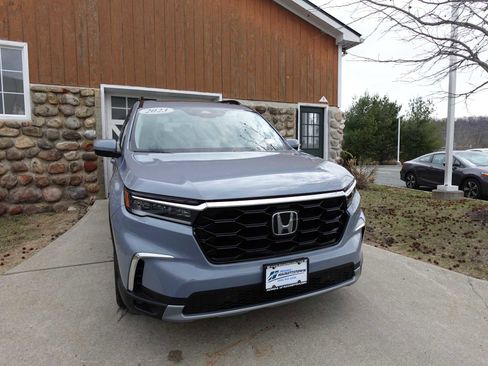 Used 2023 Honda Pilot Touring image 3