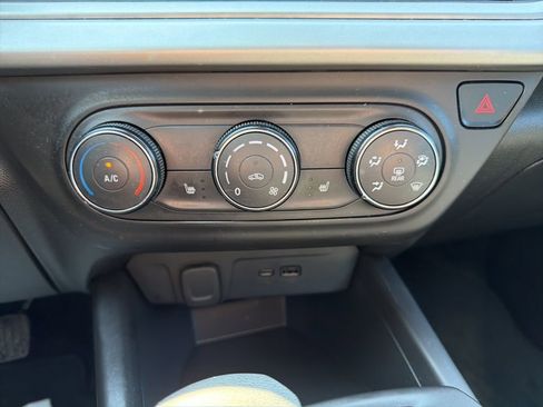 Used 2024 Chevrolet Trax RS w/ Sunroof Package image 18