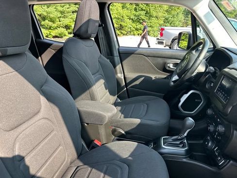 Used 2020 Jeep Renegade Latitude w/ Cold Weather Group AWD/4WD image 17