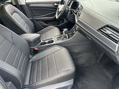 Certified 2024 Volkswagen Jetta SE w/ Panoramic Sunroof Package image 9