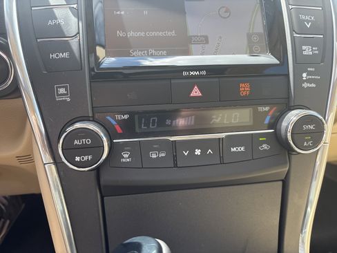 Used 2017 Toyota Camry XLE w/ Moonroof Package image 29