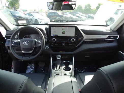 Used 2025 Toyota Highlander XLE FWD image 23