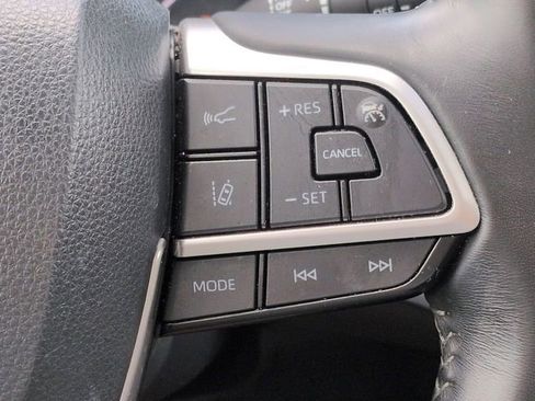 Used 2023 Toyota Highlander XLE FWD image 26