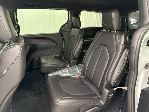 New 2026 Chrysler Pacifica Select image 11