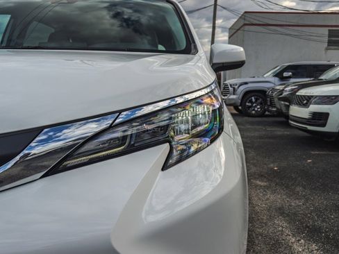 Used 2024 Toyota Sienna LE image 11
