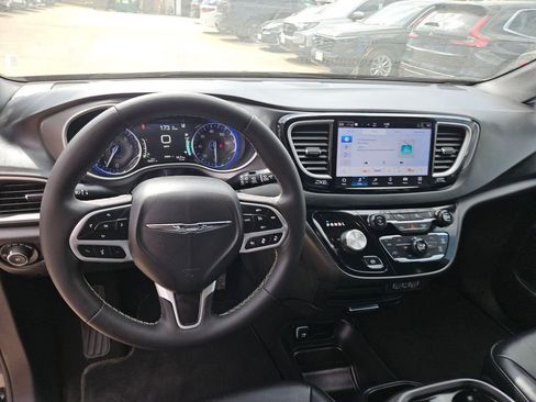 Used 2025 Chrysler Pacifica Select image 17