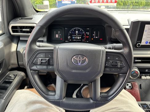 Used 2025 Toyota Tacoma SR AWD/4WD image 17
