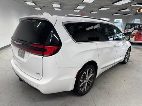 Used 2022 Chrysler Pacifica Pinnacle AWD/4WD image 16
