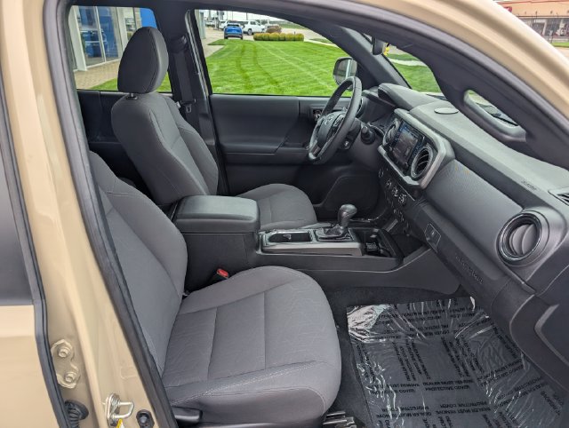 Used 2019 Toyota Tacoma TRD Sport w/ Technology Package RWD image 4