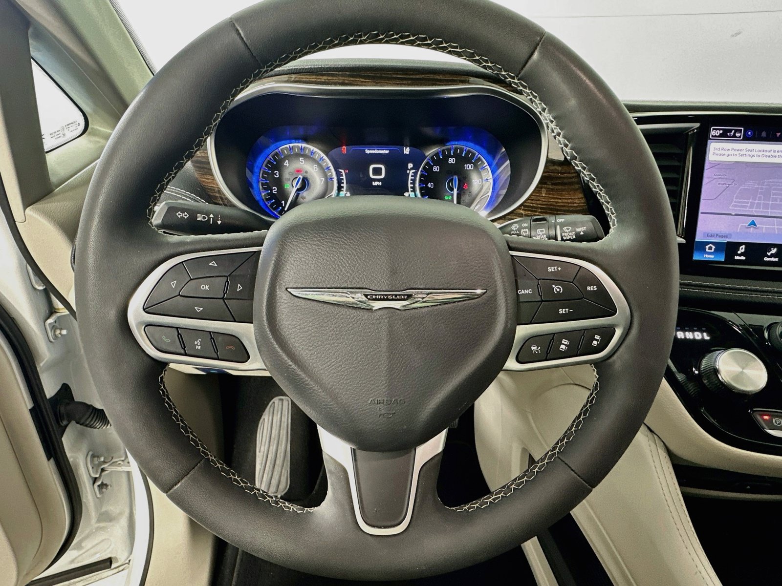 Used 2023 Chrysler Pacifica Limited w/ Uconnect Theater Family Group FWD image 11