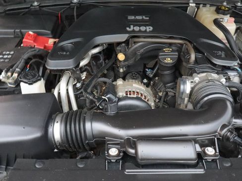 Used 2019 Jeep Wrangler Unlimited Sahara AWD/4WD image 18