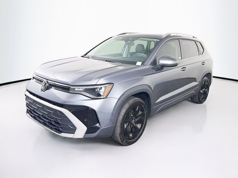 Used 2025 Volkswagen Taos SE FWD image 3