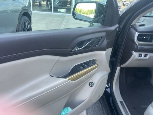 Used 2019 GMC Acadia Denali w/ Technology Package FWD image 8