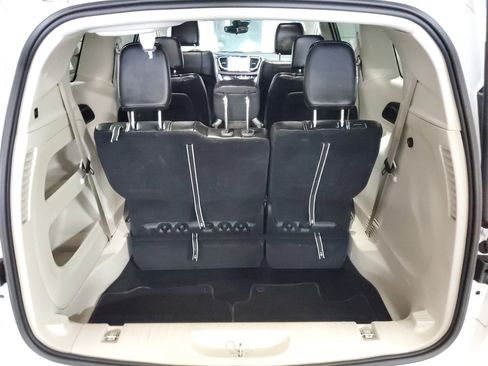 Used 2024 Chrysler Pacifica Touring-L FWD image 9
