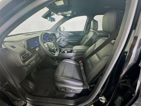 Used 2025 Chevrolet Traverse LT image 13