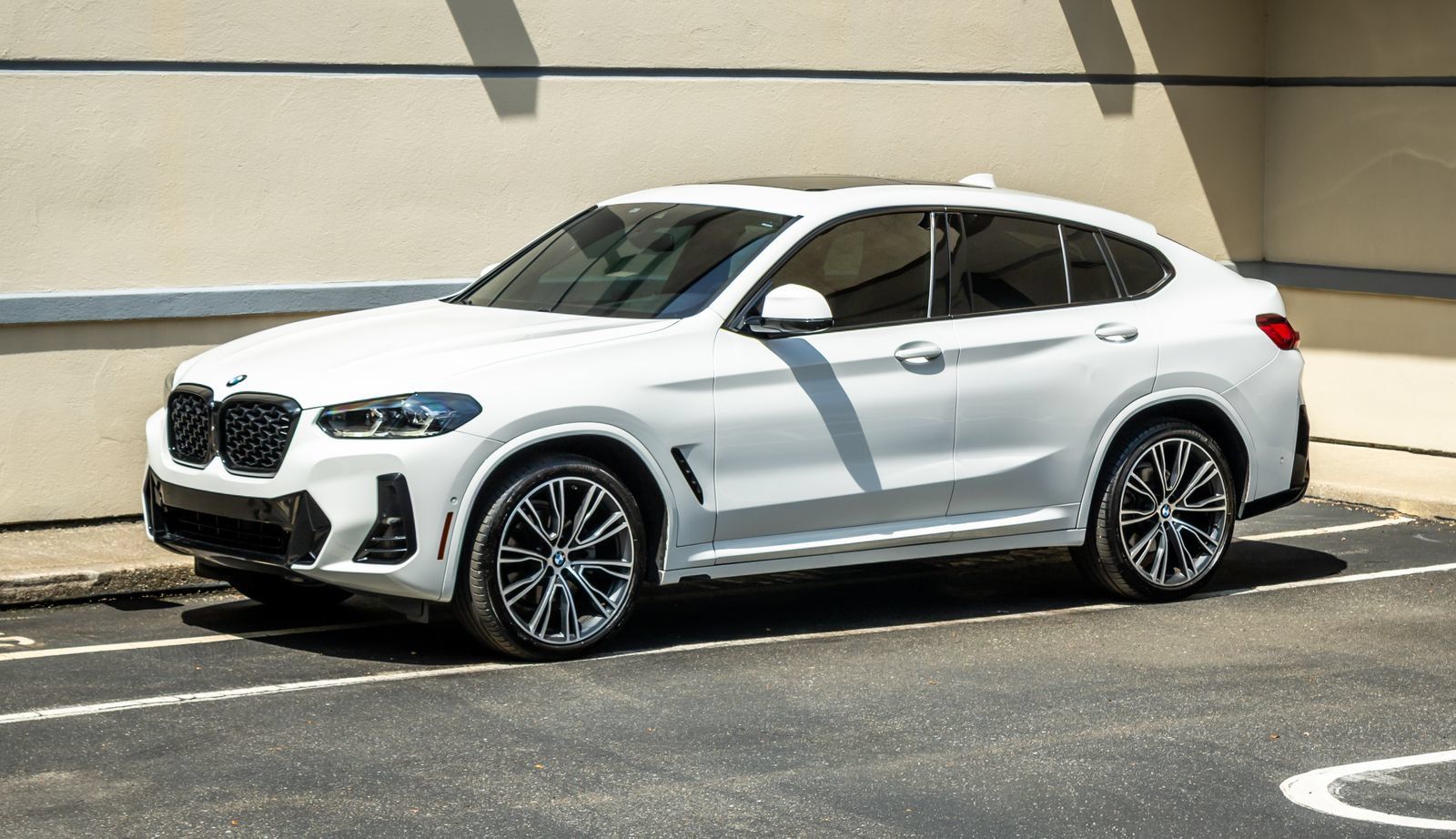 Used 2023 BMW X4 xDrive30i w/ M Sport Package AWD/4WD image 3