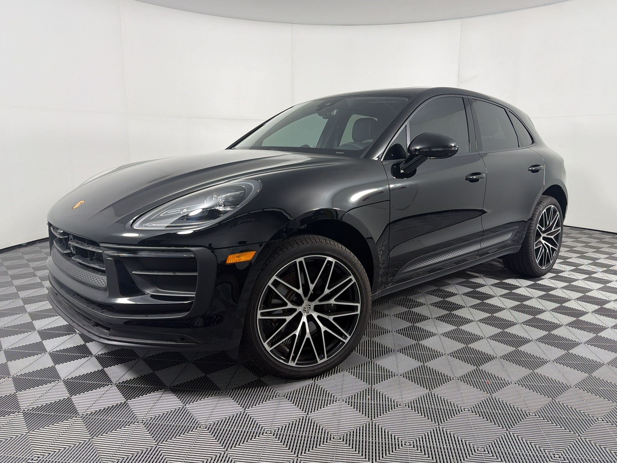Certified 2026 Porsche Macan AWD/4WD image 1