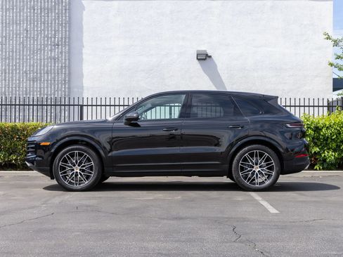 Used 2024 Porsche Cayenne image 2