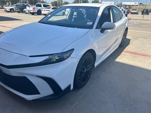 Used 2025 Toyota Camry SE w/ Convenience Package AWD/4WD image 1
