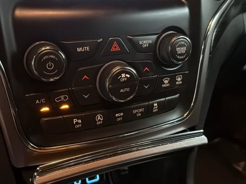 Used 2019 Jeep Grand Cherokee Laredo AWD/4WD image 19