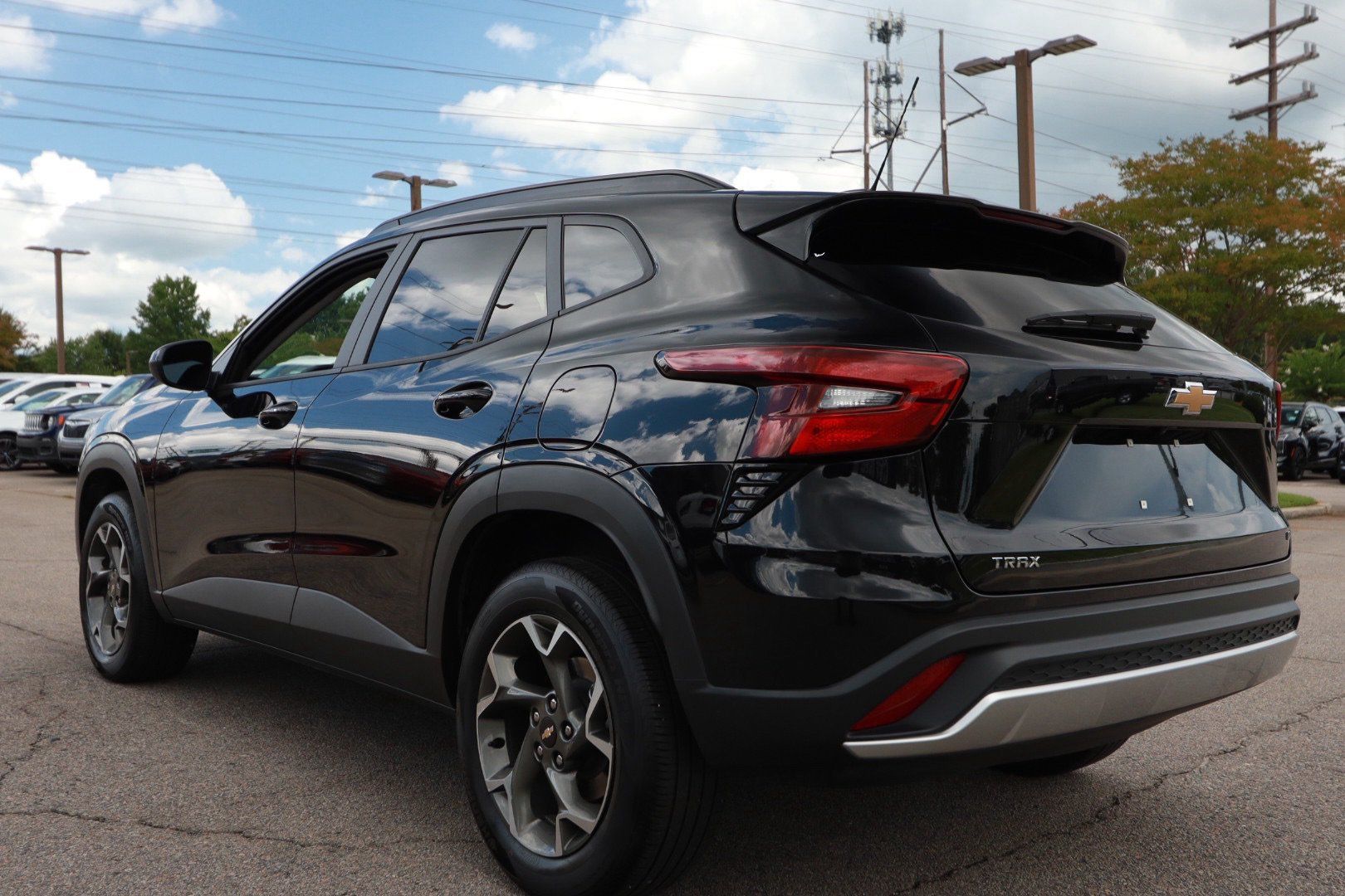 Used 2025 Chevrolet Trax LT w/ LT Convenience Package FWD image 3