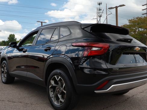 Used 2025 Chevrolet Trax LT w/ LT Convenience Package FWD image 3
