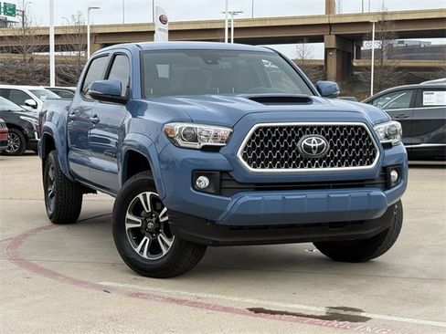 Used 2019 Toyota Tacoma TRD Sport w/ Technology Package image 2