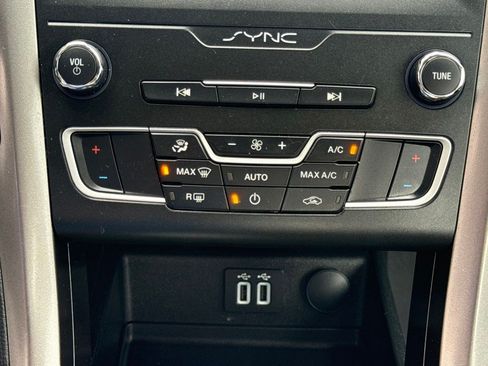 Used 2020 Ford Fusion SE FWD image 23