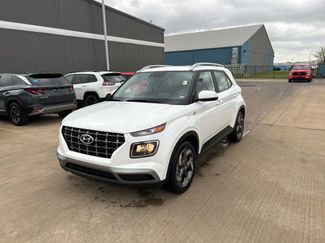 Used 2025 Hyundai Venue SEL video 1
