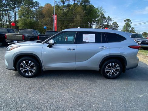 Used 2021 Toyota Highlander XLE image 3
