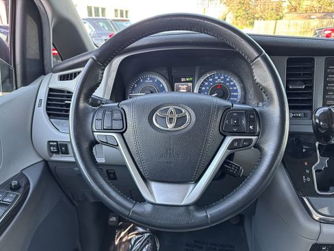 Used 2019 Toyota Sienna XLE image 27
