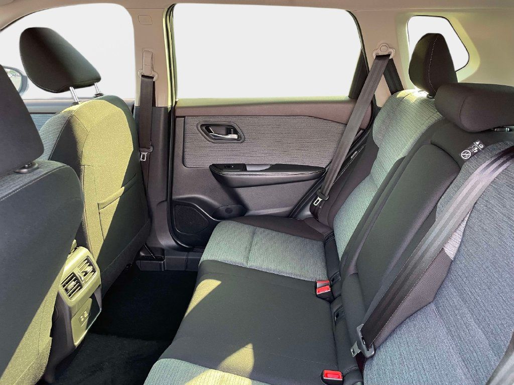 Used 2023 Nissan Rogue SV FWD image 16