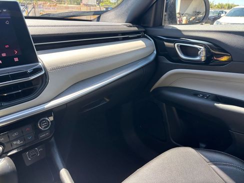 Used 2025 Jeep Compass Limited image 36