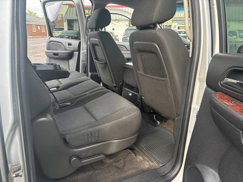 Used 2011 GMC Yukon XL SLE w/ Suspension Package, Off-Road AWD/4WD image 8