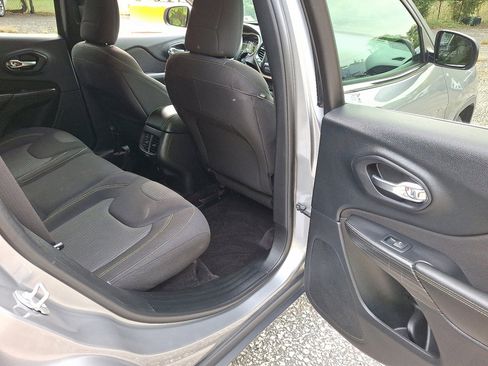 Used 2017 Jeep Cherokee Latitude w/ Cold Weather Group image 14
