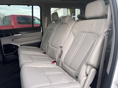 Used 2023 Jeep Wagoneer Series III w/ Premium Group I image 21