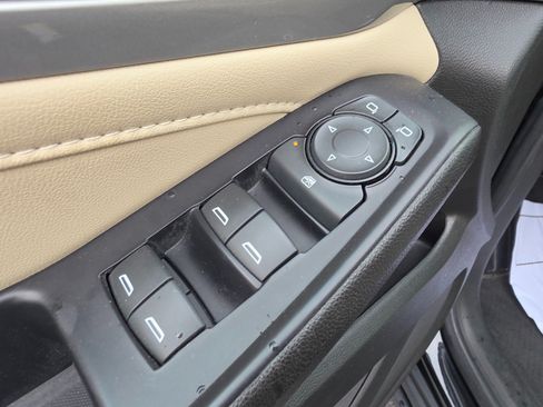 Used 2022 Chevrolet Traverse LS AWD/4WD image 32