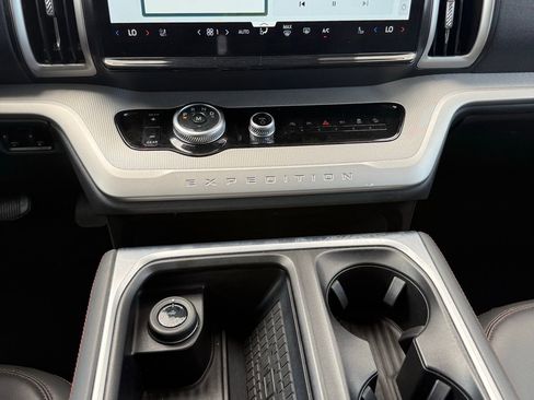 Used 2025 Ford Expedition Max Active AWD/4WD image 8