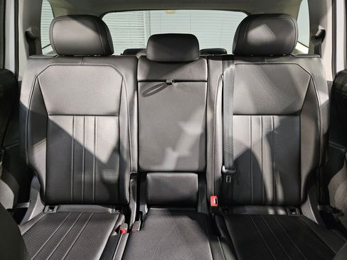 Used 2024 Volkswagen Tiguan SE image 13