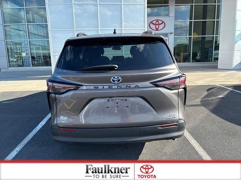 Used 2024 Toyota Sienna XLE AWD/4WD image 10