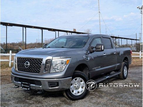 Used 2017 Nissan Titan SV image 1
