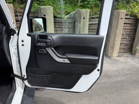 Used 2016 Jeep Wrangler Unlimited Sahara w/ Connectivity Group AWD/4WD image 19