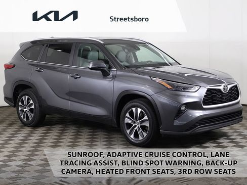 Used 2023 Toyota Highlander XLE FWD image 1