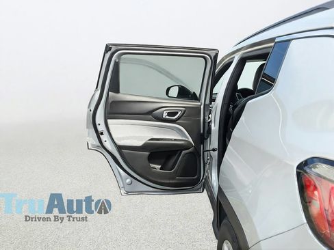 Used 2024 Jeep Compass Latitude AWD/4WD image 34