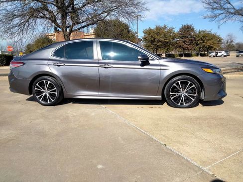 Used 2018 Toyota Camry SE image 4