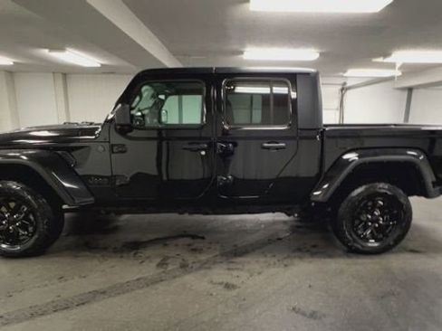 Used 2023 Jeep Gladiator Sport image 5