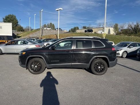 Used 2019 Jeep Cherokee Latitude w/ Cold Weather Group AWD/4WD image 5