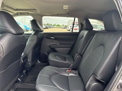Used 2023 Toyota Highlander XLE AWD/4WD image 12