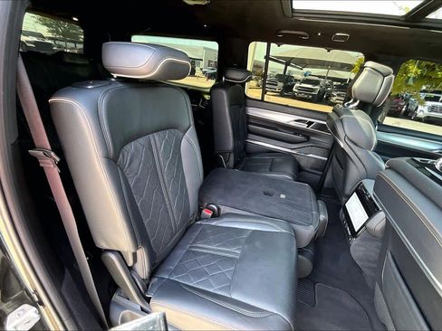 Used 2022 Jeep Grand Wagoneer Series III w/ Flexible Seating Group AWD/4WD image 19